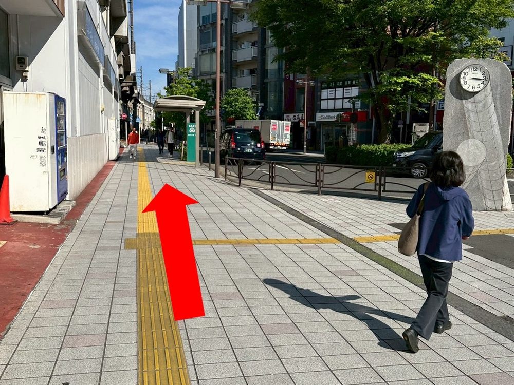 駅前商店街を直進