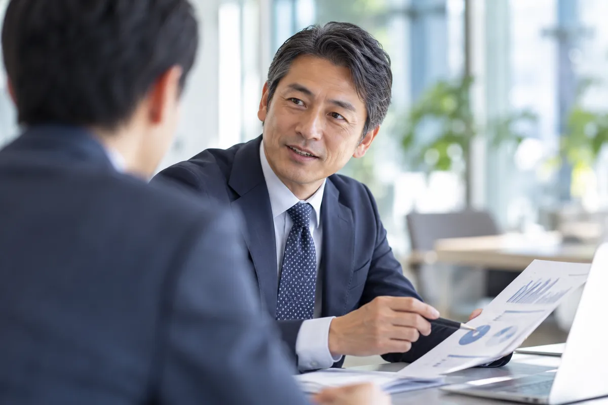 40代のメンズ脱毛のイメージ｜職場で打ち合わせをする男性